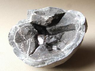 Septarie mit Quarzkristall von Remuzat